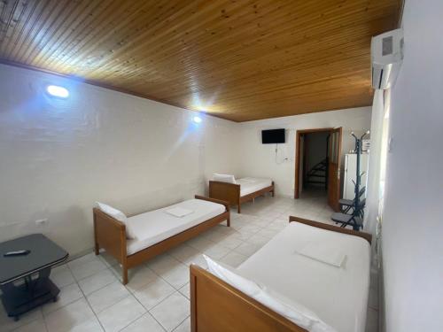 Ένα ή περισσότερα κρεβάτια σε δωμάτιο στο Holiday Guest-House