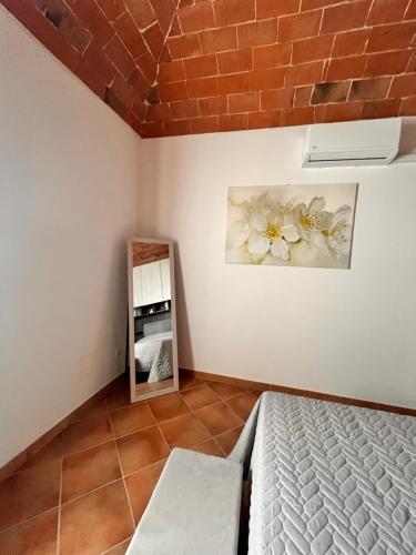 - une chambre avec un lit et un miroir dans l'établissement Le volte in Toscana, à Bettolle