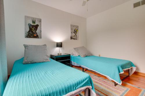 duas camas num quarto com lençóis azuis em Pet-Friendly Union Vacation Rental with Pool! em Union