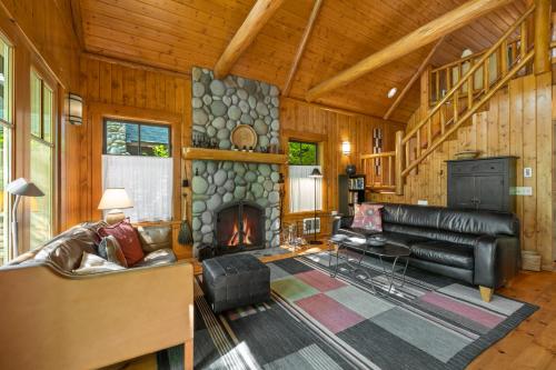- un salon avec un canapé et une cheminée dans l'établissement Metolius Cabin 6, à Camp Sherman