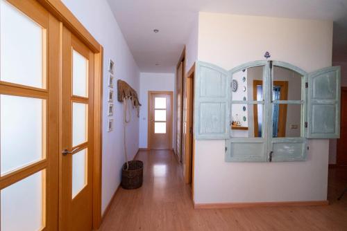 um corredor com uma janela velha e uma porta em Villa Entre dos Tierras em Otura