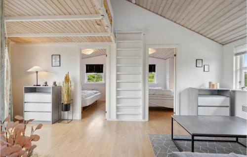 een woonkamer met een trap naar een slaapkamer bij 3 Bedroom Awesome Home In Juelsminde in Sønderby