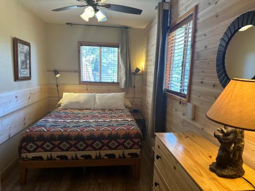 - une chambre avec un lit et un ventilateur de plafond dans l'établissement Strawberry Patch, à Duck Creek Village