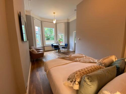 a bedroom with a bed and a living room at Stylish Studio for 2 near Regents Park n4 in London