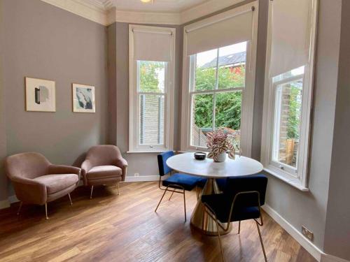 Khu vực ghế ngồi tại Stylish Studio for 2 near Regents Park n4