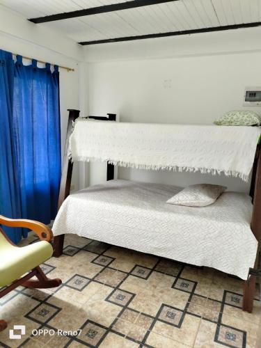 1 dormitorio con 2 literas y 1 silla en Donde Salito, en Norcasia