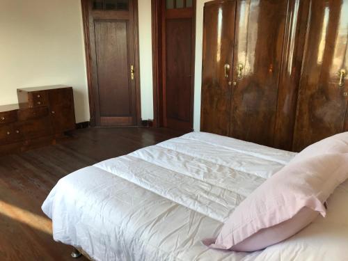 Een bed of bedden in een kamer bij The Wall Montevideo [201] Apartamento Espacioso en la Ciudad Vieja