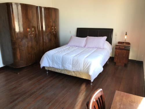 Een bed of bedden in een kamer bij The Wall Montevideo [201] Apartamento Espacioso en la Ciudad Vieja