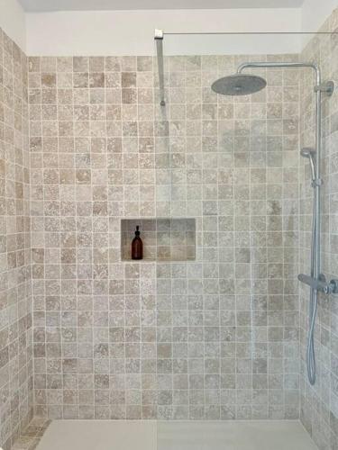 La salle de bains est pourvue d'une douche et d'une bouteille d'eau. dans l'établissement Appartement Montpellier centre, à Montpellier