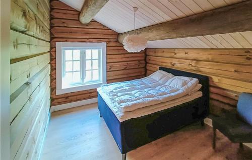 sypialnia z łóżkiem w drewnianym pokoju w obiekcie Nice Home In Noresund With House A Mountain View w mieście Noresund