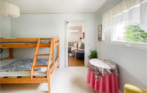 LöttorpにあるStunning Home In Lttorp With 2 Bedroomsのベッドルーム1室(二段ベッド2組付)、リビングルームが備わります。