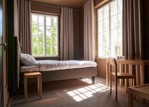 The Torby في فيسكارس: غرفة نوم بسرير ونوافذ