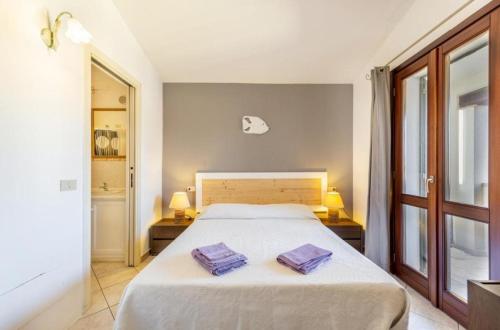A bed or beds in a room at B&B Rotta Per Tavolara