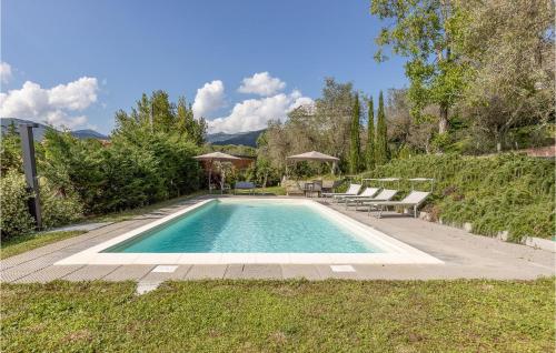 una piscina en medio de un patio en Awesome Home In Fivizzano With Kitchen, en Fivizzano