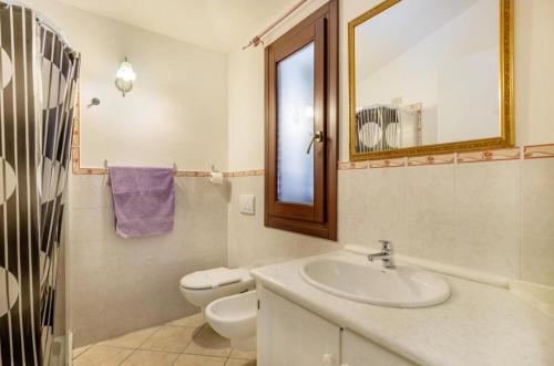 A bathroom at B&B Rotta Per Tavolara