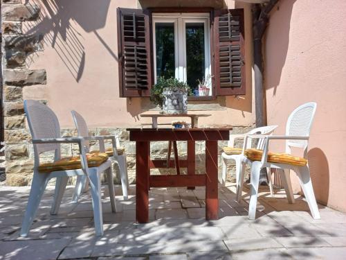 einen Tisch und Stühle vor einem Gebäude in der Unterkunft Casa Crevatini in Koper