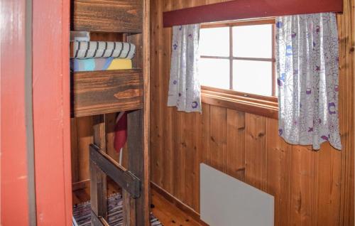eine Hütte mit einem Fenster und einem Bett darin in der Unterkunft Nice Home In Rauland With Kitchen in Rauland