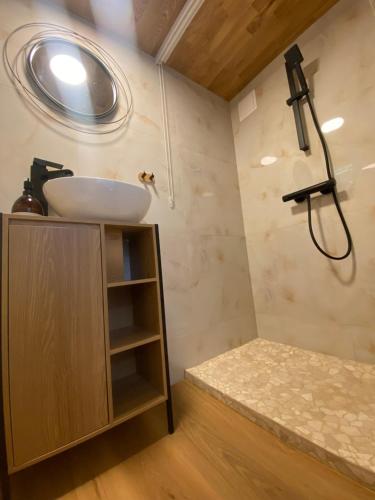 uma casa de banho com um lavatório e um chuveiro em Tiny house Malý gurmán 