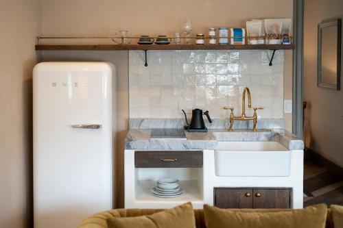 uma cozinha com um lavatório e um frigorífico em Vitorrja em Los Angeles