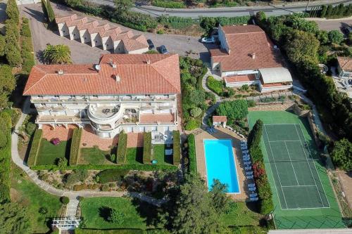 - une vue aérienne sur une demeure de caractère dotée d'un court de tennis dans l'établissement Appartement Beausite avec vue mer, à Sainte-Maxime