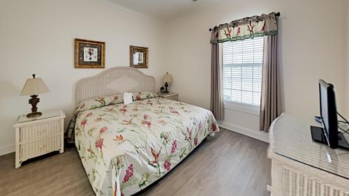 Säng eller sängar i ett rum på Serene Condo Oasis in Avian Forest Beach Access Golf,and Resort Amenities