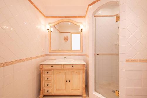 une salle de bain avec un lavabo, un miroir et une douche dans l'établissement Appartement Beausite avec vue mer, à Sainte-Maxime