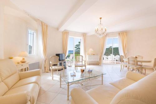 un salon avec un canapé et une table dans l'établissement Appartement Beausite avec vue mer, à Sainte-Maxime