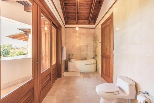 Koupelna v ubytování Instant booking with style at Colinas Casa de Campo