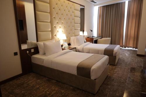 Dolphin Continental Hotel tesisinde bir odada yatak veya yataklar