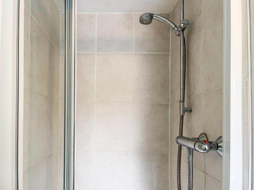 La salle de bains est pourvue d'une cabine de douche avec un pommeau de douche. dans l'établissement The Dairy - Uk44695, à Cheadle
