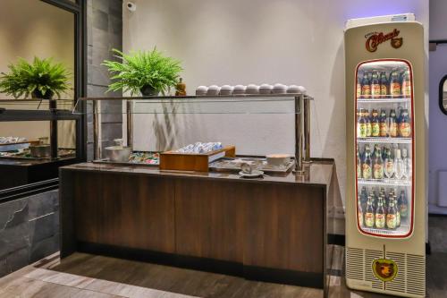 a restaurant counter with an old fashioned refrigerator at Wyndham Garden Ribeirão Preto Convention in Ribeirão Preto