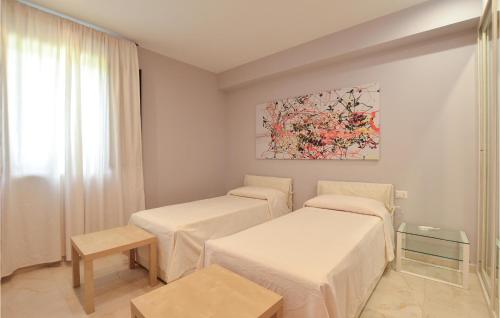 Zimmer mit 2 Betten und Wandgemälde in der Unterkunft Stunning Apartment In Cattolica Eraclea With House A Panoramic View in Cattolica Eraclea