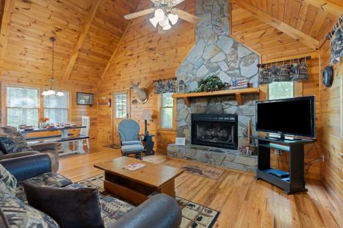 a living room with a fireplace and a tv at Mountain Rivers Lodge in Blue Ridge