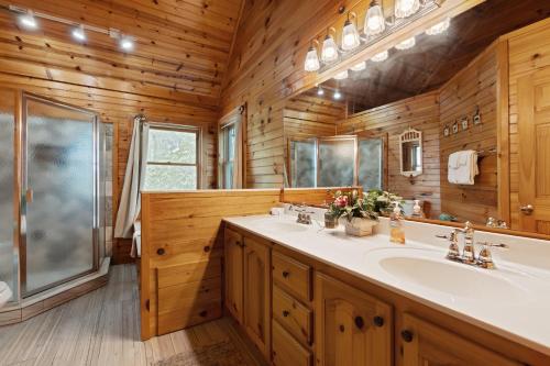 a bathroom with a large sink and a shower at Mountain Rivers Lodge in Blue Ridge