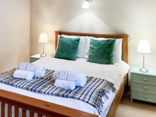 Brandy Cottage - Ukc6855 في Millton of Clova: غرفة نوم عليها سرير وفوط