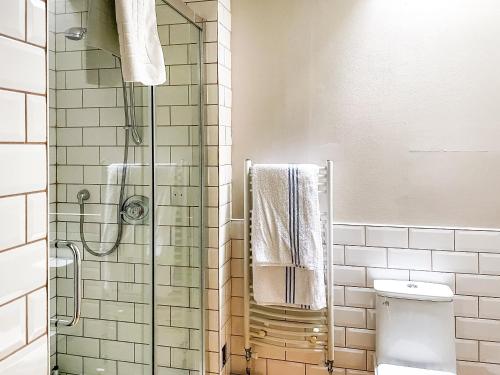 een badkamer met een glazen douche en een toilet bij Brandy Cottage - Ukc6855 in Millton of Clova