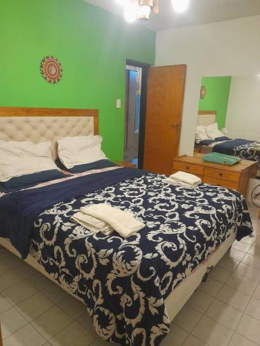 - une chambre avec un lit et une couette noire et blanche dans l'établissement Patagones Alojamiento, à Carmen de Patagones
