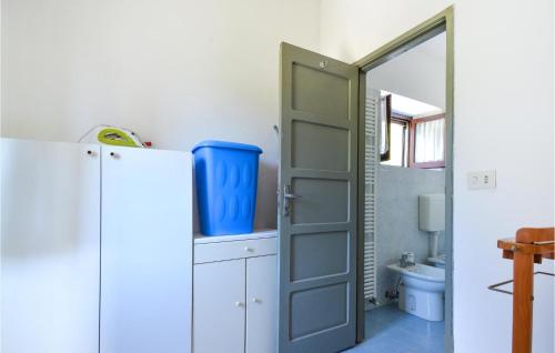 bagno con porta, servizi igienici e specchio di Pet Friendly Home In Bergotto With Outdoor Swimming Pool a Roccaprebalza