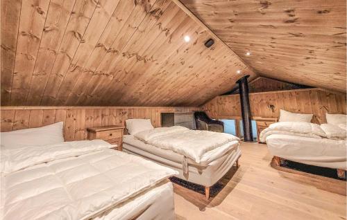 um quarto com 2 camas num tecto de madeira em 5 Bedroom Stunning Home In Vringsfoss em Maurset