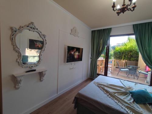 ein Schlafzimmer mit einem Spiegel, einem Bett und einem Balkon in der Unterkunft Argisht Marina LUX Studio APT606 in Goldstrand