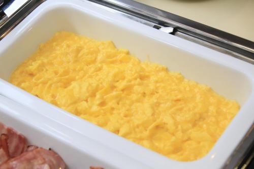a styrofoam container filled with mac and cheese at Richmond Hotel Narita in Narita