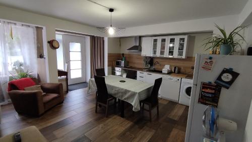 Il comprend une cuisine et un salon avec une table et des chaises. dans l'établissement Ruthene Etape Appartement T3, à Rodez