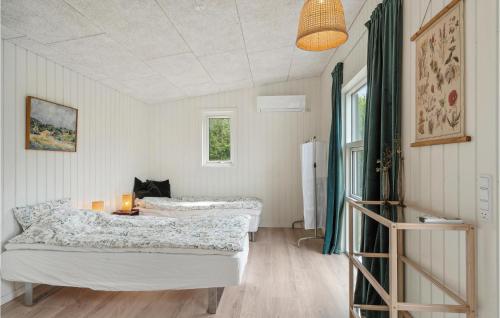 1 Schlafzimmer mit 2 Betten in einem Zimmer in der Unterkunft Lovely Home In Hjslev With Kitchen in Lundø