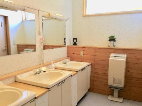 baño con 2 lavabos y espejo grande en Guesthouse Yu Yu - Vacation STAY 14848 en Wakkanai