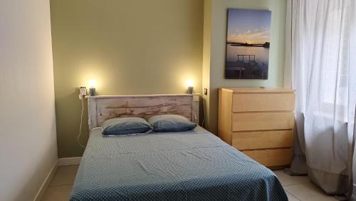 - une chambre avec un lit et 2 oreillers dans l'établissement Ruthene Etape Appartement T3, à Rodez