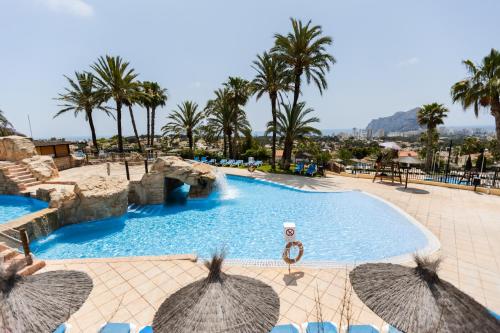 una piscina en un complejo con palmeras en CASA CRISTA - CALPE, Costa Blanca 1907, en Calpe