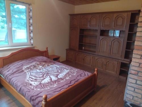 um quarto com uma cama e um armário de madeira em ГРАНД em Szack