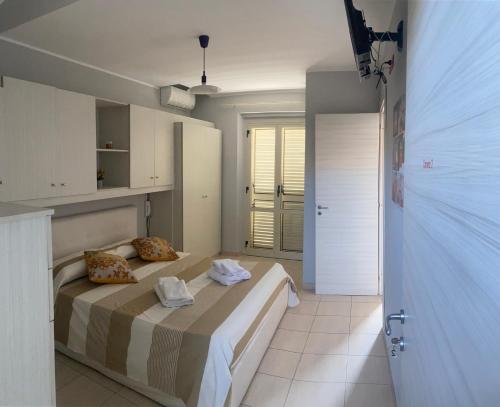 PolistenaにあるB&B Mura 17のベッドルーム1室(ベッド1台付)と部屋のドア1室が備わります。