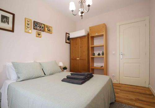 a bedroom with a bed with towels on it at Apartamento Casa Lola in Getxo