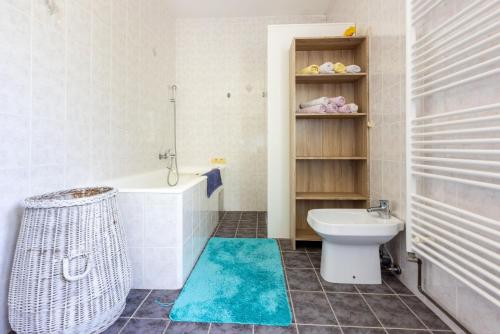 Ένα μπάνιο στο Apartments Aneta